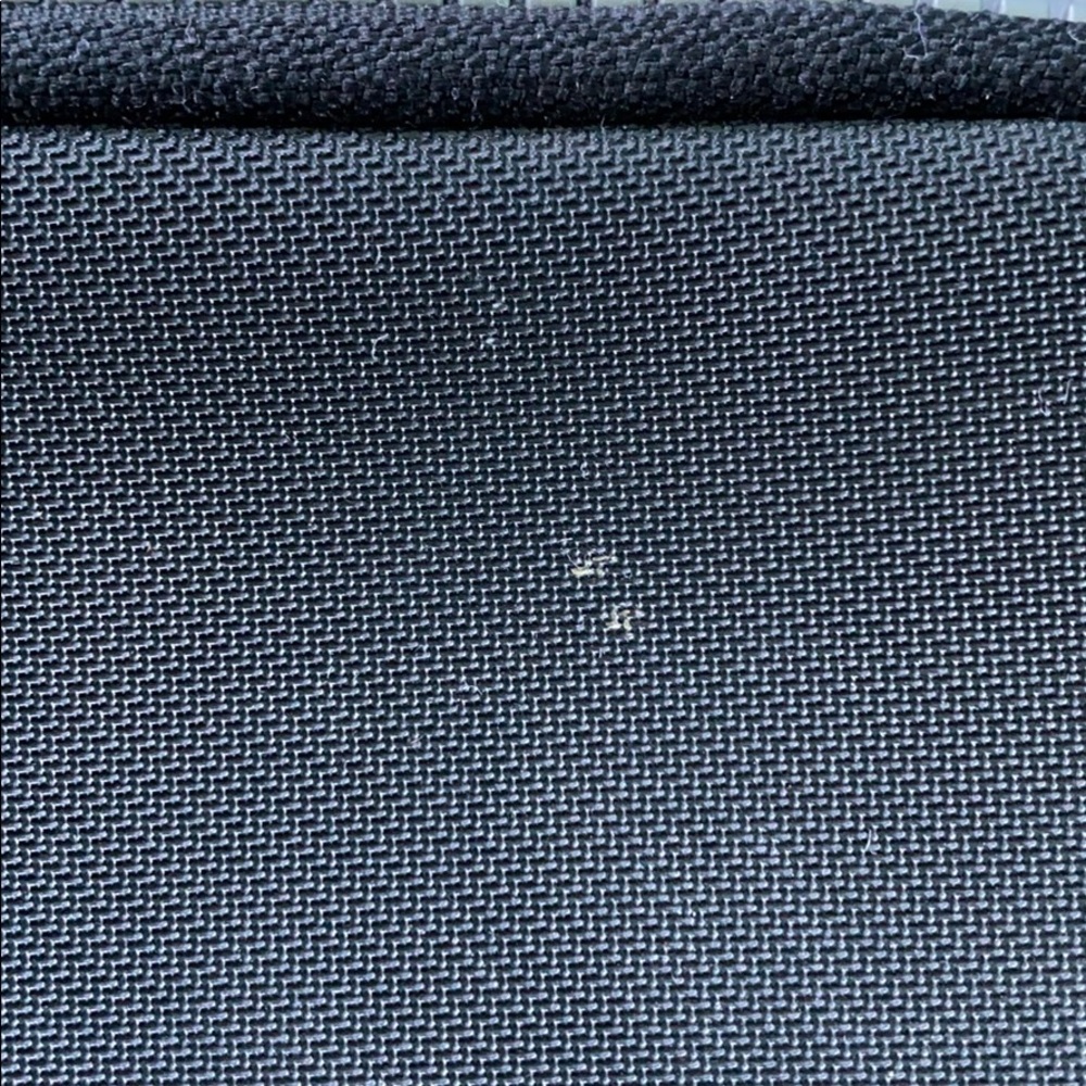Black Kenneth Cole Reaction zip bag (small) - Picture 4 of 4